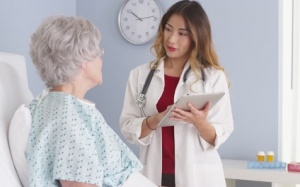 Các triệu chứng trước khi xuất huyết não là gì?