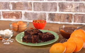 Cách làm bánh brownie khoai lang tơi xốp phủ kem mật ong ngọt lịm