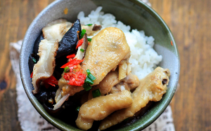 Gà hấp nấm hương và mộc nhĩ cho bữa cơm chiều thêm ngon