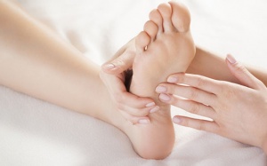 5 vị trí có thể tự bấm huyệt tại nhà giúp bạn ngủ ngon hơn