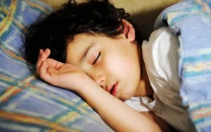 Bố mẹ hút thuốc lá khiến trẻ có nguy cơ ngủ ngáy!