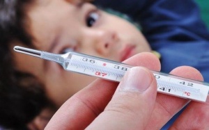 Trẻ bị sốt virus: Triệu chứng điển hình bố mẹ cần biết