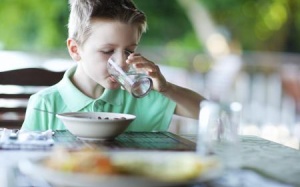 Sau khi ăn bao lâu mới nên uống nước?