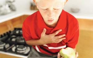 Trẻ bị đau ngực và buồn nôn là bệnh gì?