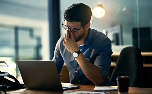 Làm việc căng thẳng khiến bạn dễ mắc bệnh tim nguy hiểm này!