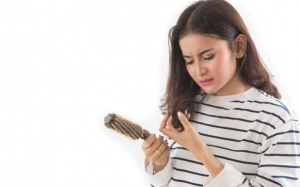 Rụng tóc do rối loạn tuyến giáp phải làm sao?