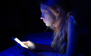 Ánh sáng xanh có thể làm tăng tốc độ lão hóa da?