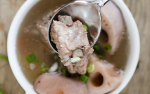 Thanh mát, bổ dưỡng món canh củ sen nấu sườn