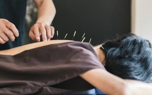 Điều trị dị cảm gây tê bì chân tay như thế nào?