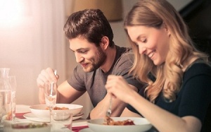 Ăn tối muộn dễ mắc bệnh ung thư vú và tuyến tiền liệt?