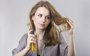 Tự làm xịt dưỡng tóc chống nắng đơn giản mà hiệu quả