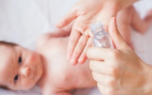 Trẻ sơ sinh bị da khô và bong tróc phải làm sao?