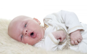 Sơ cứu ban đầu không đúng cách, bệnh nhi bị hóc nhãn phải sống thực vật