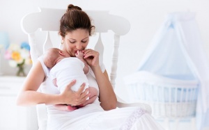 Ra nhiều mồ hôi sau khi sinh phải làm sao?