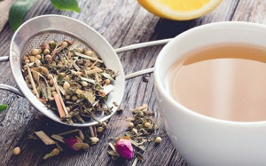 Cẩn trọng khi uống trà thảo dược để giảm táo bón