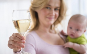 Vì sao phụ nữ đang cho con bú không nên uống rượu?