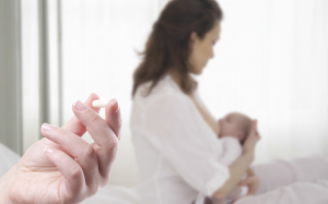 Phụ nữ đang cho con bú uống thuốc có an toàn?