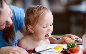 Trẻ em ăn trứng hàng ngày có sao không? 