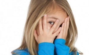 Bé gái mọc nhiều lông trên tay, chân và lưng là do đâu?