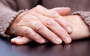 Tại sao bạn bị run tay và khi nào cần lo lắng?