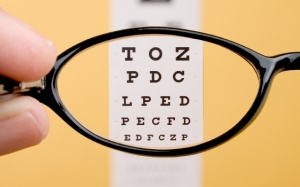 Đeo kính đọc sách có làm mắt yếu đi?