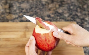 Vì sao bạn nên ăn táo cả vỏ?