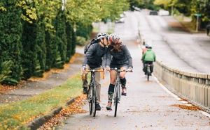 Bỏ xế hộp đắt tiền, ngày càng có nhiều người thích đi xe đạp vì lý do này