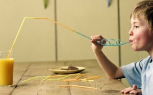 Nhận quả đắng vì ngày nào cũng uống nước bằng ống hút