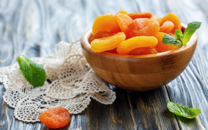 So sánh giá trị dinh dưỡng của trái cây tươi và trái cây sấy khô