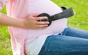 Bà bầu nghe nhạc to, tiếng ồn lớn ảnh hưởng gì đến thai nhi? 