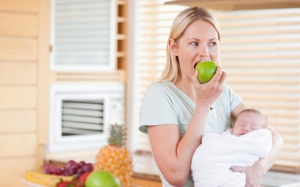 Phụ nữ cho con bú nên ăn loại trái cây, rau củ nào?