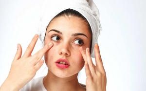 Chạm tay lên mặt khiến da nhăn nheo: Khắc phục thế nào?