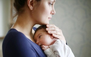 Có những cách tự nhiên nào giúp điều trị mất ngủ sau sinh?