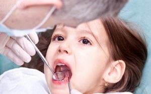 Trẻ bị viêm họng liên cầu khuẩn có cần uống thuốc kháng sinh?