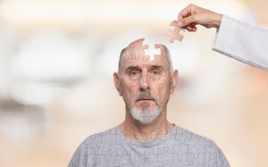 Phát hiện bệnh Alzheimer sớm bằng cách khám mắt