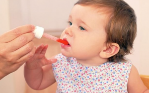 Trẻ sơ sinh uống thuốc kháng sinh: Làm sao để không hại?