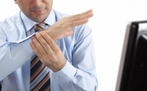 Dân văn phòng nên làm gì để ngăn ngừa hội chứng ống cổ tay?