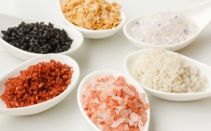 Dùng quen muối trắng rồi, bạn sẽ ngạc nhiên vì các loại muối ăn màu lạ này