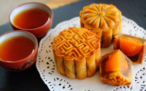 Làm bánh nướng nhân sen nhuyễn trứng muối: Bùi béo, ngọt thơm ai cũng thích