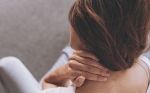 Làm sao để giảm đau, khó chịu khi bị viêm động mạch thái dương?