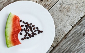 Tại sao bạn không nên vứt bỏ hạt của những loại quả này?