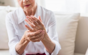 Người bị viêm khớp nên ăn gì để giảm đau khớp?