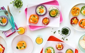 Bữa sáng nhanh gọn với trứng rán ớt chuông, hành tây, cà chua và bơ