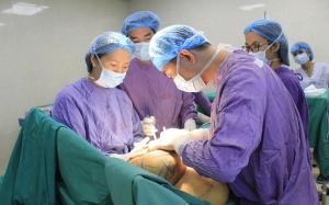 'Giải cứu' cho người phụ nữ có ngực trái to gấp 5 lần ngực phải