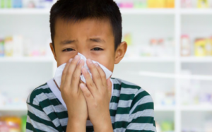 Trẻ bị chảy máu cam: Bố mẹ nên làm gì? 