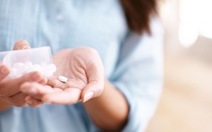 Kinh nguyệt không đều dùng Đông y hay Tây y?