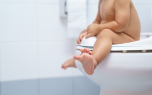 Phải làm gì khi con của bạn bị táo bón?
