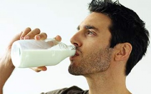 Bệnh nhân gout có nên ăn trứng và uống sữa không?