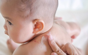 Có nên bôi gel Subạc vào mụn nước thay hồ nước?