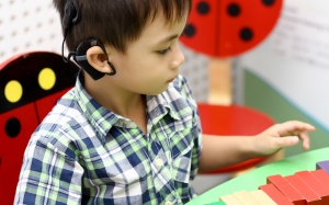 Trẻ em đeo máy trợ thính bao nhiêu tiếng mỗi ngày là thích hợp?